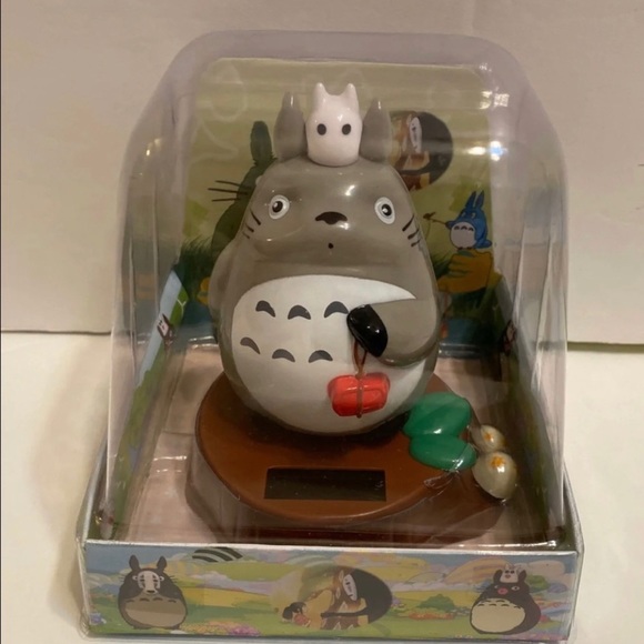 Solar powered Totoro w/red gifts figure - Picture 1 of 1
